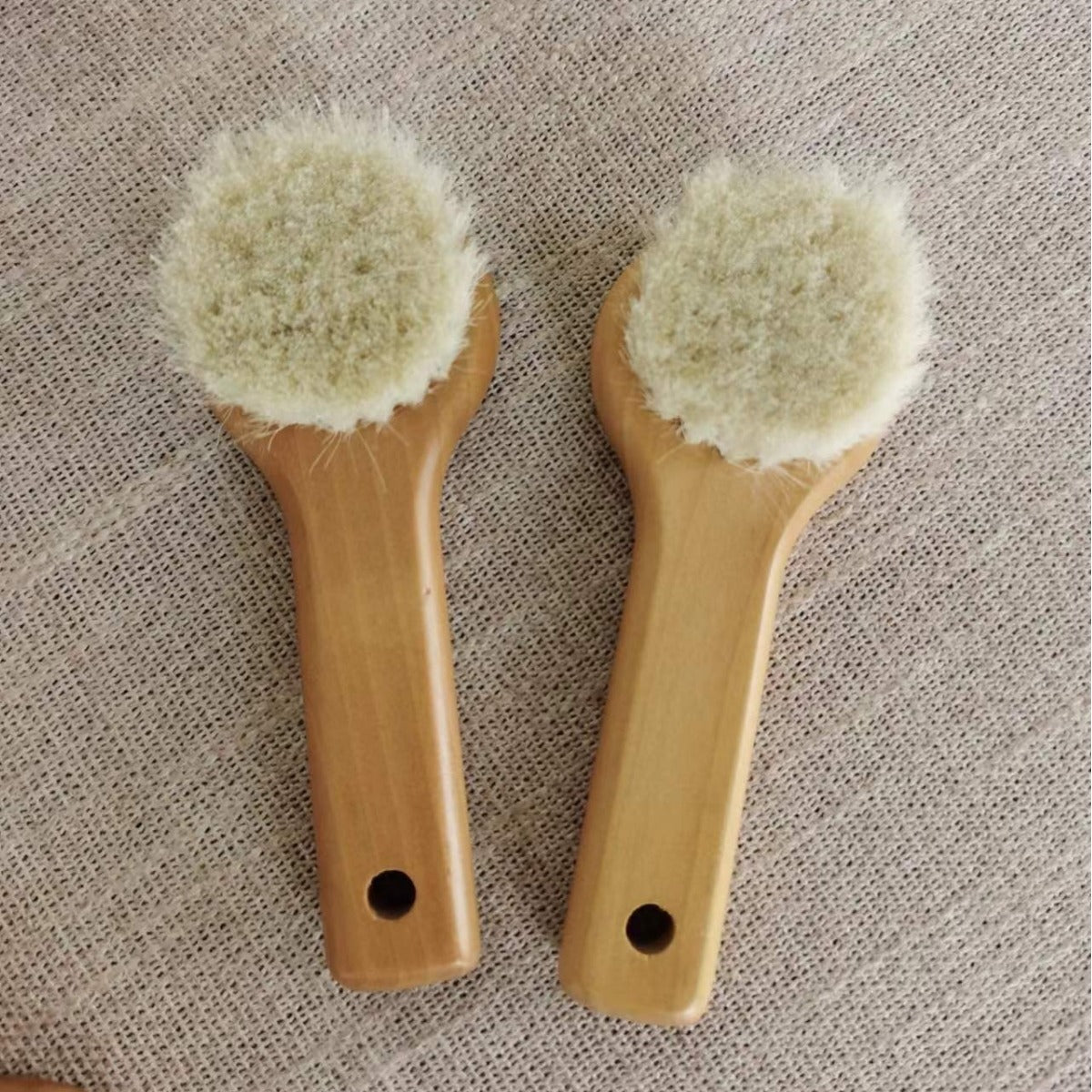 Brosse à cheveux pour bébé avec manche en bois, brosse en laine, brosse de nettoyage, vente en gros avec logo gravé - Brosse pour bébé, brosse en laine, brosse pour le visage, brosse de nettoyage