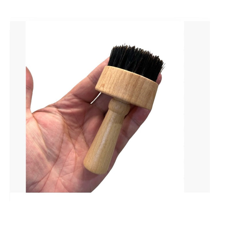 Brosse à barbe miniature personnalisée avec logo gravé - Nouveau design. Brosse à barbe en bois de hêtre, poils de sanglier, manche inclus.