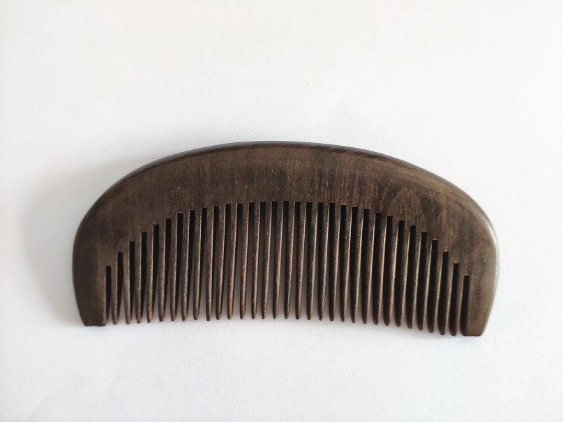 Peigne en bois de santal noir, peigne à dents fines pour cheveux/barbe, outil de maquillage, logo gravé