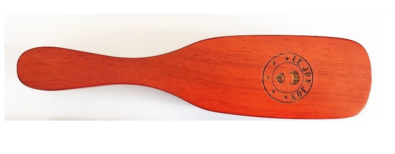 Personnalisez votre logo - Brosse à barbe Amood rouge en poils de sanglier avec manche en bois pour homme, idéale pour le soin de la barbe, le maquillage et le toilettage.