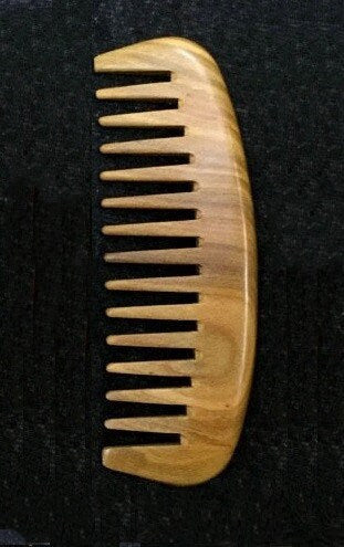 Peigne en bois de santal vert fait main, à dents larges et manche, pour cheveux/barbe, maquillage, logo gravé