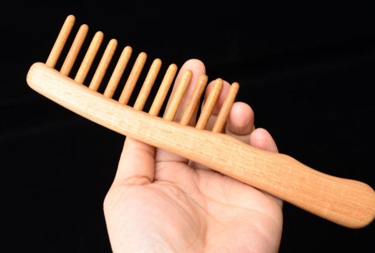 Peigne en bois de hêtre à dents larges avec manche, avec logo gravé, pour cheveux/barbe et maquillage.
