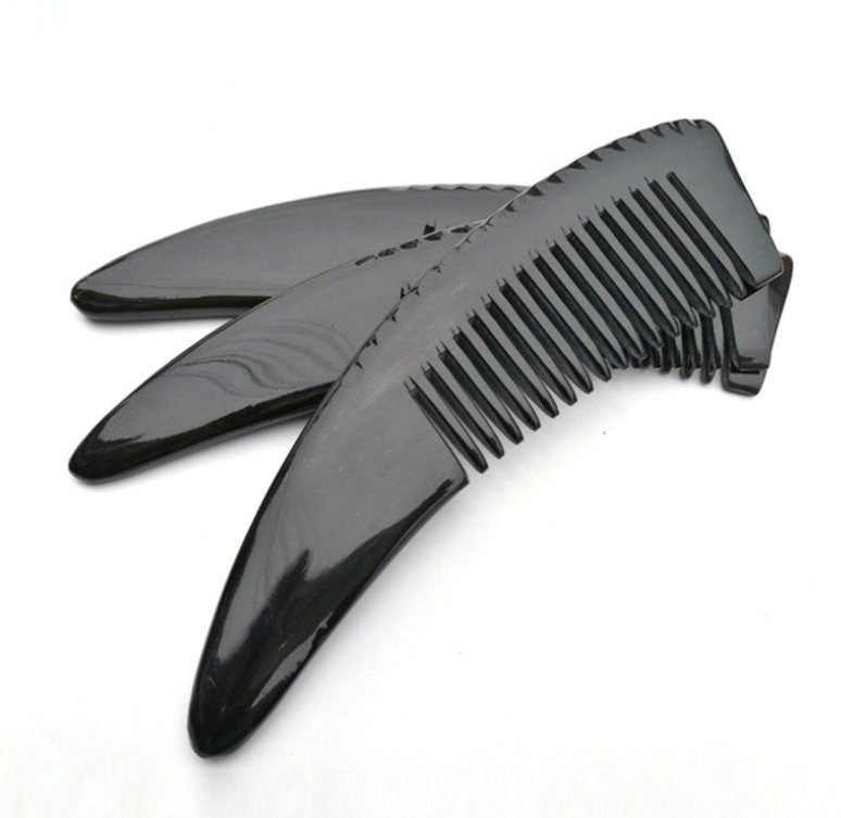 Peigne en corne de bœuf noire personnalisable avec manche et dents larges pour l'entretien des cheveux et de la barbe.